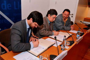 Gerard Esteva y Lluís Tejedor durante la firma del convenio.