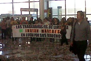 Los trabajadores del servicio de tierra del aeropuerto del Prat desconvocan la huelga prevista para el verano