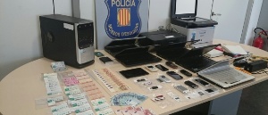 Els Mossos d’Esquadra desarticulen a Esplugues un grup de falsificadors de targetes de transport