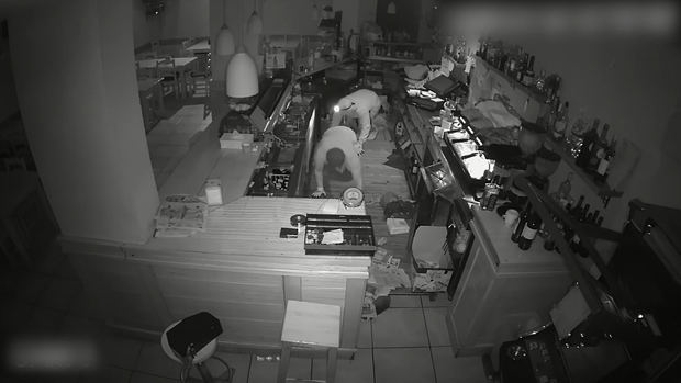 Una imagen de los robos cometidos que registró una cámara de seguridad de uno de los bares violentados.