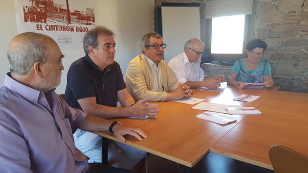 Cesc Castellana, en el centro, presenta el proyecto, que estará listo después del verano