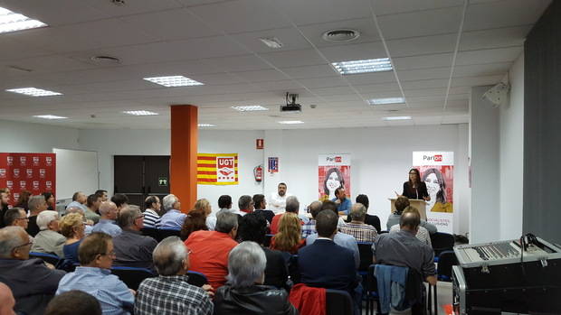 Parlón (PSC) se ubica a la izquierda de Podemos en su último acto de campaña en el Baix