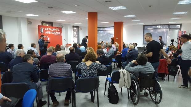 Sala central de la UGT del Baix Llobregat con miembros y militantes del PSC en favor de Susana Díaz