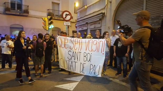 Lema de la marcha contra la acogida de agentes, mientras periodistas internacionales narran lo que ocurre en Sant Boi