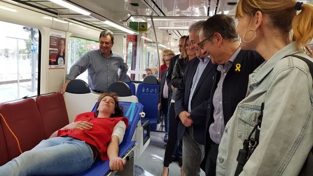 FGC convierte, en la estación de Sant Boi, un tren en punto solidario para donar sangre
