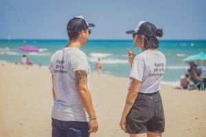 El equipo de Agentes para la Convivencia, también presente en la playa del Prat