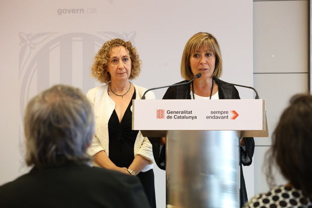 La alcaldesa de L'Hospitalet, Núria Marín i Martínez, y la consejera de Territorio, Ester Capella i Farré, durante la presentación de la promoción de 179 viviendas de alquiler asequible en la ciudad.