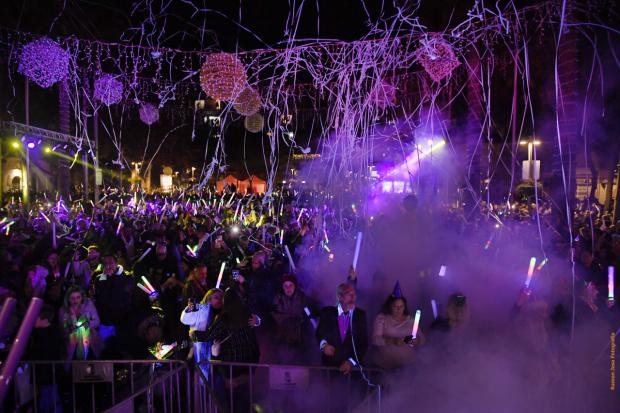 Fiesta de Fin de Año en la plaza de l'Església de Castelldefels