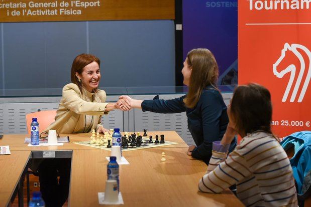 Anna Caula recibe en la Generalitat a las hermanas Muzychuk, embajadoras de El Llobregat Open Chess 2022
