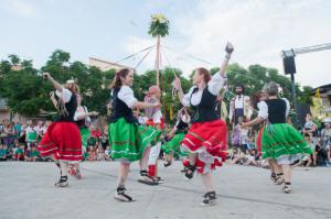 La Colonia Güell se llena de cultura y fiesta en el Aplec dels Ateneus