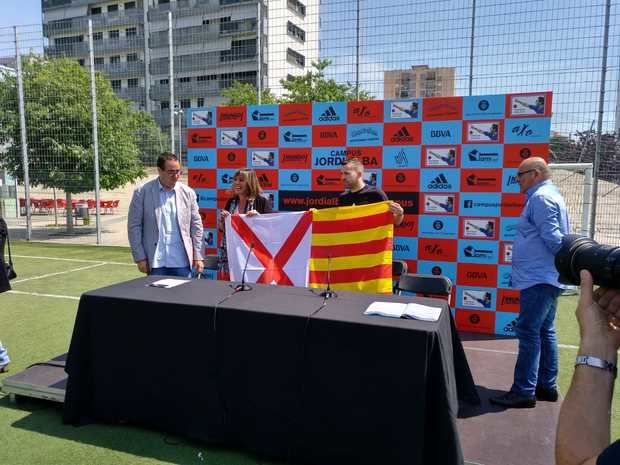Alba posa con Marín y con la bandera que le ha regalado la alcaldesa.
