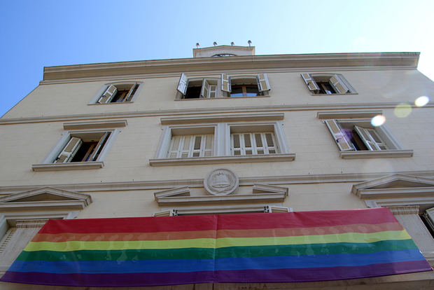Bandera LGTBI colgada en el Ayuntamiento de Sant Boi. 
