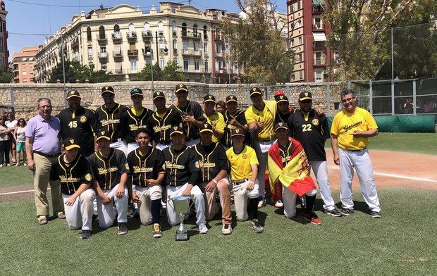 Jugadores del CB Viladecans Sub-18, campeones de España de béisbol. 