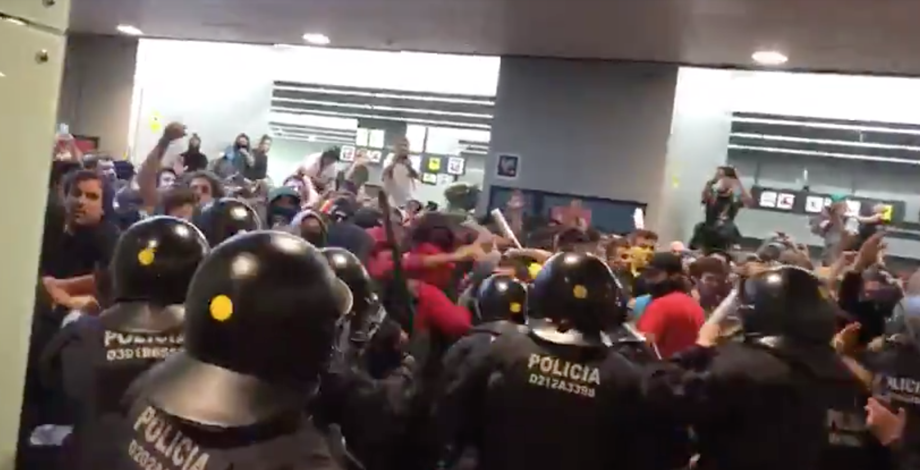Primeras cargas de los Mossos en el aeropuerto durante las movilizaciones por la sentencia del 'procés'