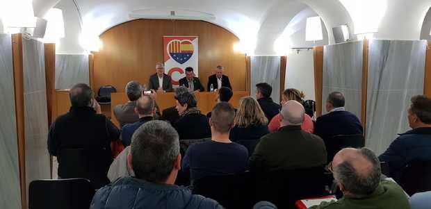 Ibáñez -en el centro- junto a los diputados Alonso y Castel durante la primera jornada de Charlas Ciudadanas 2019 en Gavà.