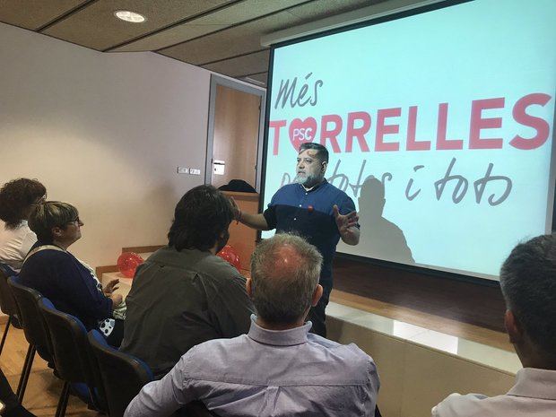 Una imagen de la presentación de la candidatura socialista en Torrelles, con Martínez en el centro.