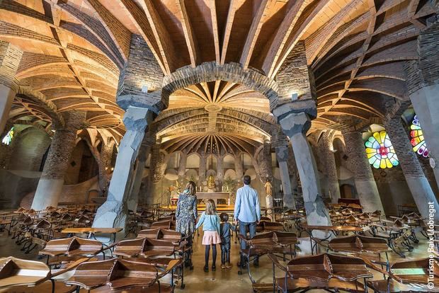 La Cripta Gaudí de la Colònia Güell, un punto de obligada visita en la comarca.