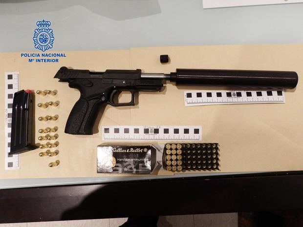 La pistola y munición encontrada por la Policía en el domicilio del arrestado.