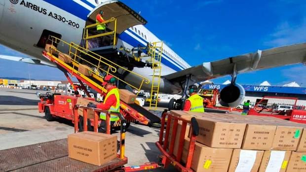 Una cuarentena de aviones descarga material sanitario en el aeropuerto de El Prat para luchar contra el coronavirus