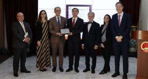 China nombra 'héroe' al cirujano catalán Eduard Quintana