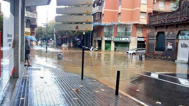 La calle Rodés con Enric Prat de la Riba de L'Hospitalet suele ser un punto delicado cuando hay fuertes lluvias. 