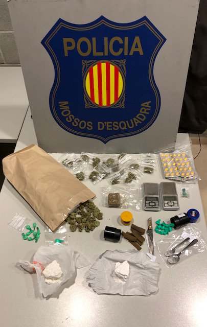 Material incautado por la policía a los dos hombres acusados de tráfico de drogas en Martorell.