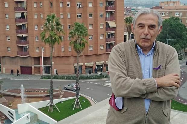 El alcalde de Sant Andreu de la Barca y diputado de Salut pública y Consum, Enric Llorca, reconoce que en sus 40 años como médico nunca había vivido algo similar a la crisis del covid-19