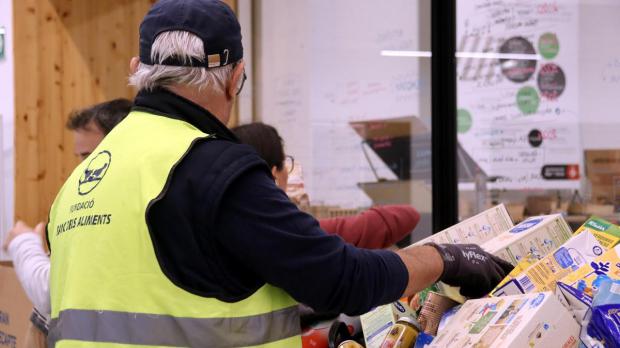 El Baix sigue apoyando a Valencia con una nueva campaña de recogida de alimentos en Esplugues