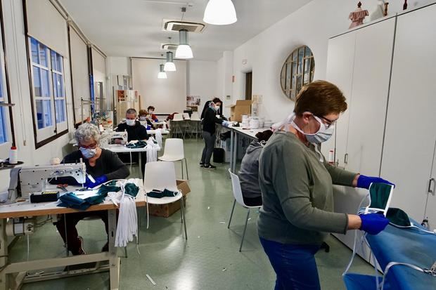 Voluntarios de Sant Joan Despí que fabrican material sanitario.