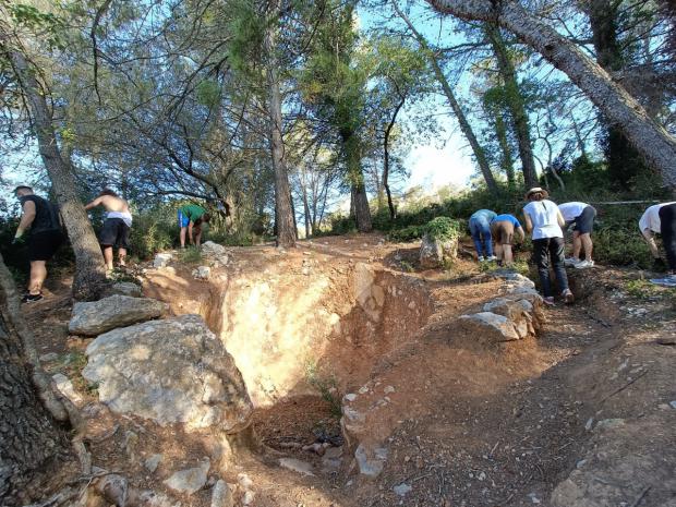 Jóvenes del programa ‘l’Archeology in Garraf Living prehistory’ impulsado, por Fundesplai y CIPAG, trabajando en el entorno de la cueva.
