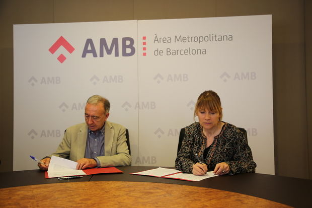 Momento de la firma del acuerdo entre AMB y Sant Boi, con el vicepresidente de Movilidad del ente, Antoni Poveda, y la alcaldesa de la localidad, Lluïsa Moret.