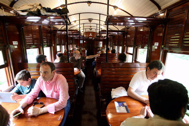 ‘Montserrat Classic Express 1890’, el primer tren restaurant de Catalunya que ja creua el Baix Llobregat