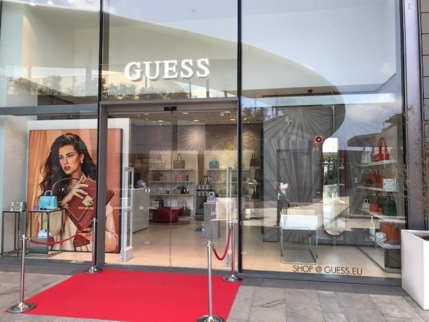 La marca Guess estrena su nueva pop up en el centro comercial Splau