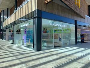Hawkers inaugura dos nuevas tiendas en el Baix Llobregat
