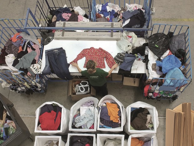 Humana potencia el reciclaje de ropa usada en el Baix Llobregat