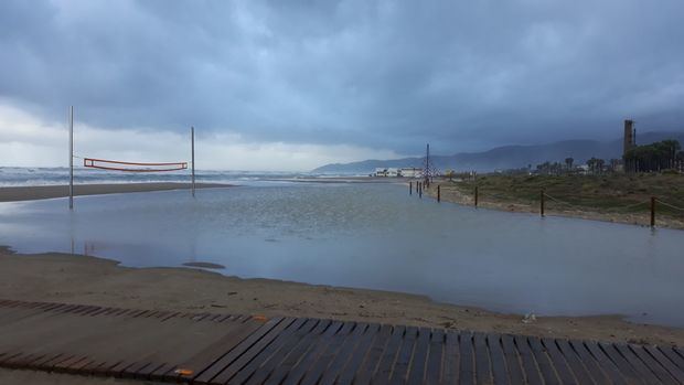 El temporal de lluvia se come las playas de Gavà y Castelldefels