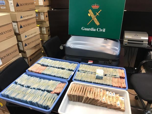 La Guardia Civil interviene un millón de euros en dos maletas en el Aeropuerto