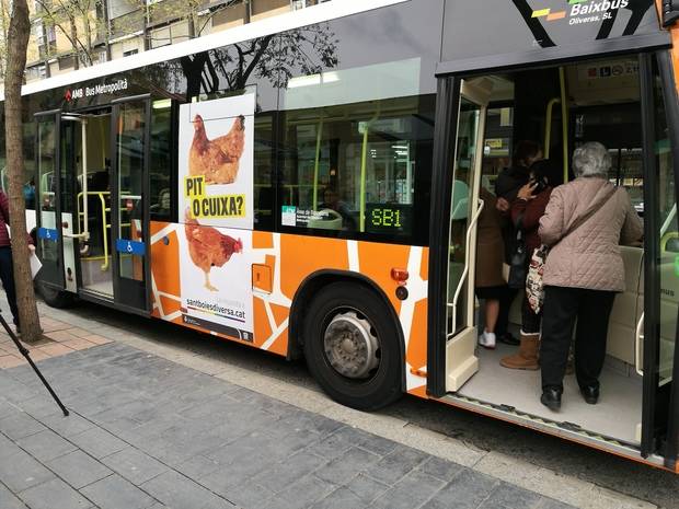 Sant Boi presenta la campaña ‘Sant Boi es diversa’, un autobús contra la homofobia