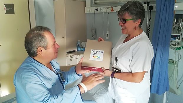 La enfermera Antonia Castro, principal responsable del proyecto, librando una de las carpetas a los pacientes donde escribir su relato sobre la estancia en el Hospital de Bellvitge.