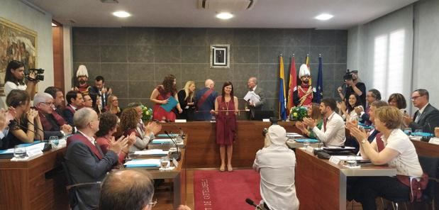 María Miranda recoge el bastón de mando tras ser elegida alcaldesa con los votos de ERC y Movem.