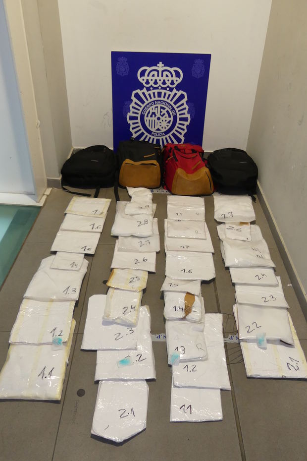 Interceptan en el Prat a dos 'muleras' con 11 kilos de cocaína en sus maletas