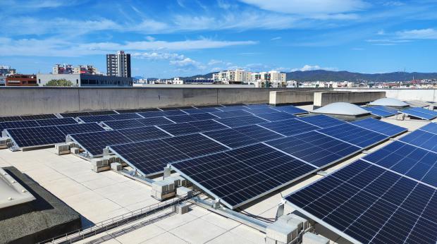El Parc Sanitari Sant Joan de Déu ha comenzado su camino hacia el cambio de modelo energético con la instalación de los primeros módulos fotovoltaicos en diferentes cubiertas del edificio del Hospital SJD de Sant Boi.