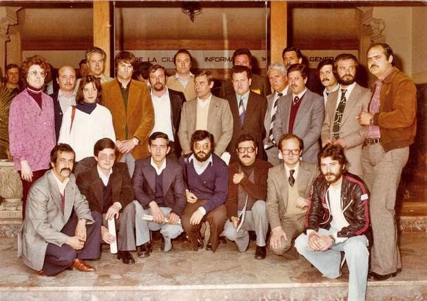 Els regidors de l’Ajuntament del Prat, el 1979, el dia de constitució del ple. Pilar Yagüe, de peu, és la segona per l’esquerra, amb jersei blanc. A sota, ajupit, Lluís Tejedor.