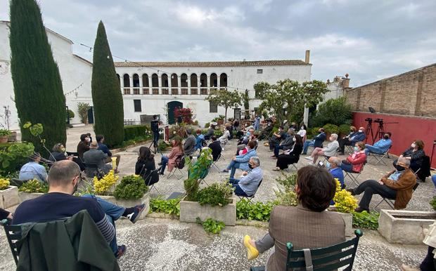 Presentació del llibre al pati de la finca vitivinícola Ca N'Estella, a Sant Esteve de Sesrovires (BCN Content Factory)