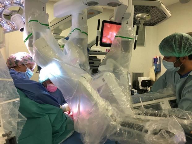 El Hospital de Bellvitge es el primer centro de Europa en realizar una operación de reasignación de género robótica