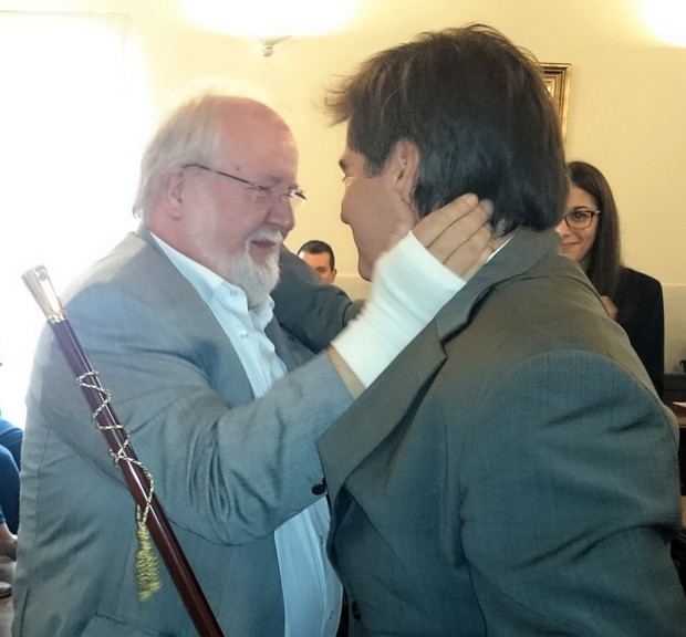 Esteve (izquierda) felicitando a Xavier Fonollosa (derecha), actual alcalde de Martorell, después del relevo en 2015.