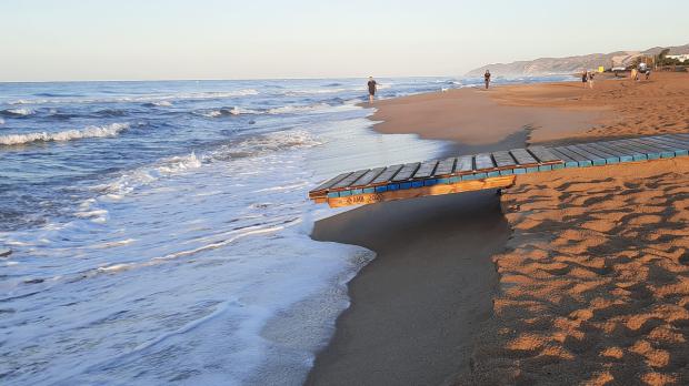 Así quedaba la pasarela de la playa de Gava debido al temporal de mala mar de esta noche (FOTO: Xavi Cabo).