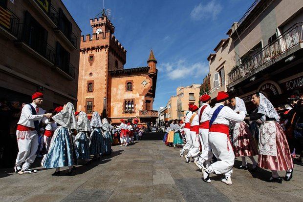 El baile de la Tornaboda en la plaza de la Vila con el Ayuntamiento de Viladecans al fondo.