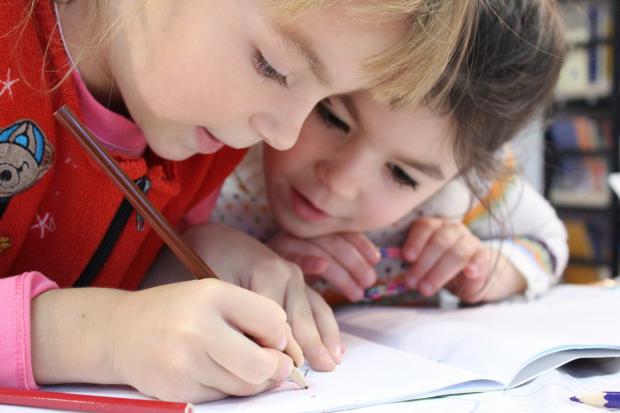 Vuelta al cole: Abrera ofrece ayudas para la compra de libros de texto y material escolar digital