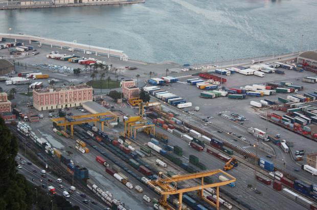 Alarma por una fuga química en una cisterna de líquido inflamable y peligroso del Port de Barcelona